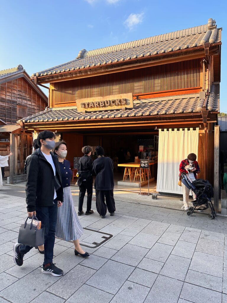 Starbucks i Kawagoe, Saitama (lidt uden for Tokyo). Japansk par går forbi kaffebaren.