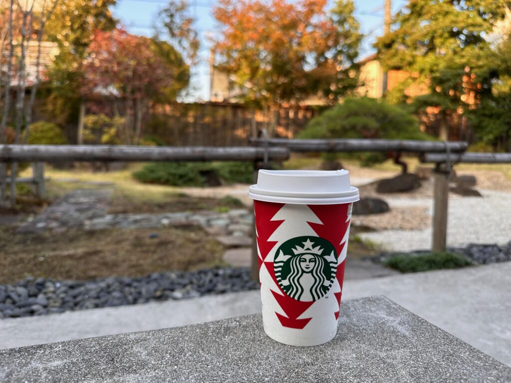 Starbucks kaffepause med japansk have i baggrunden