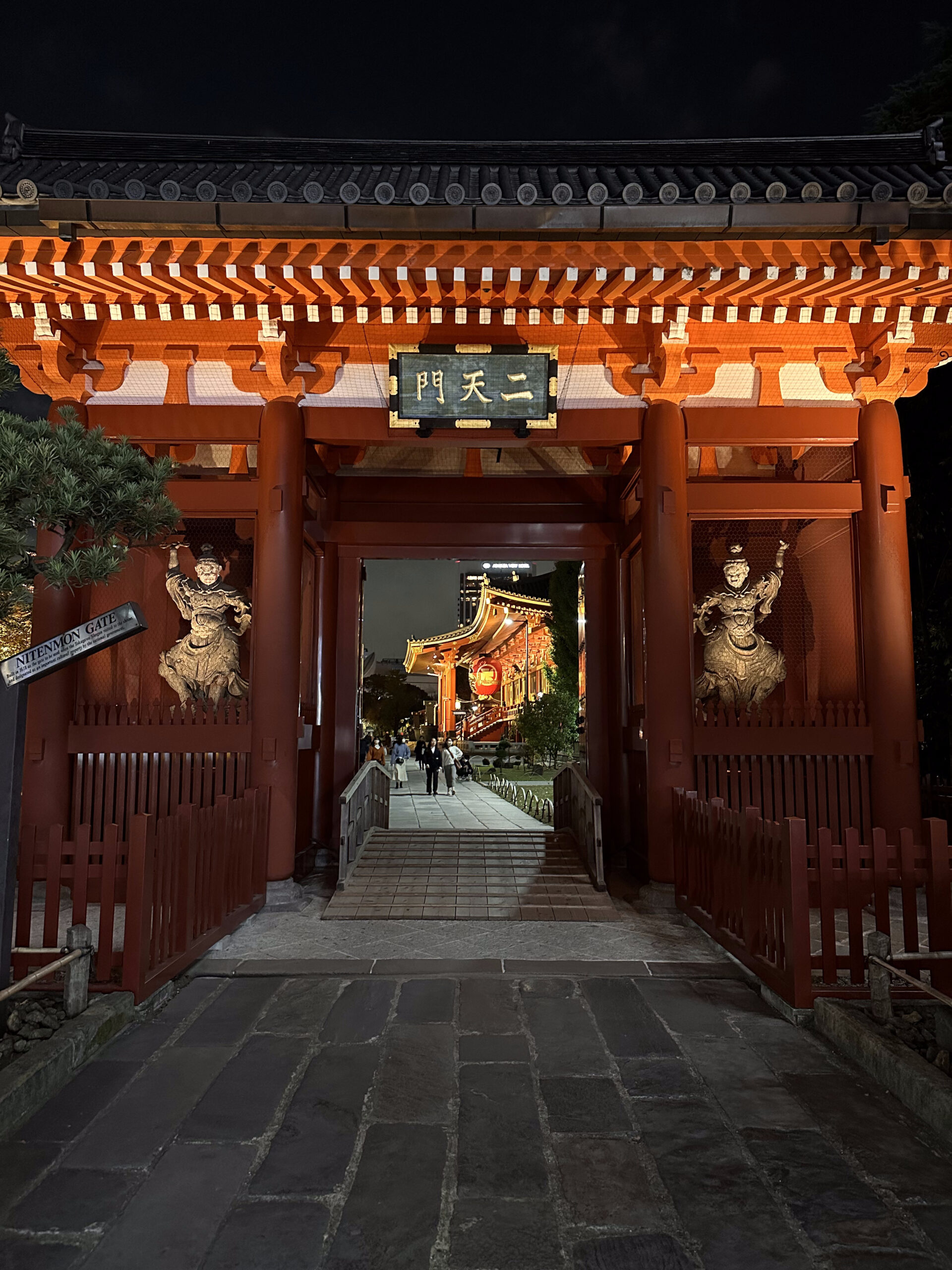 Nitenmon-porten ved Senso-ji, en af de faa bygninger der overlevede 1945