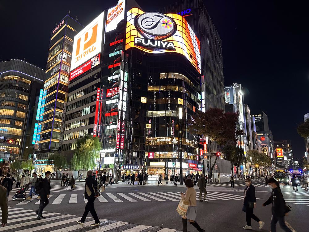 Gade i Nishi-Ginza med høje skyskrabere og efterårsløv