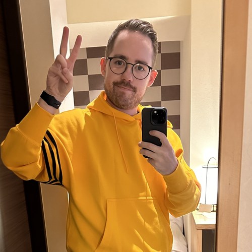 Simon i Japan Simon foran spejlet i et hotelværelse i Japan